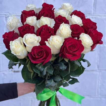 Букет «Баланс» из красных и белых роз - купить с доставкой в по Абашево