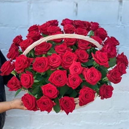 Корзинка "Моей королеве" из красных роз с доставкой в по Абашево